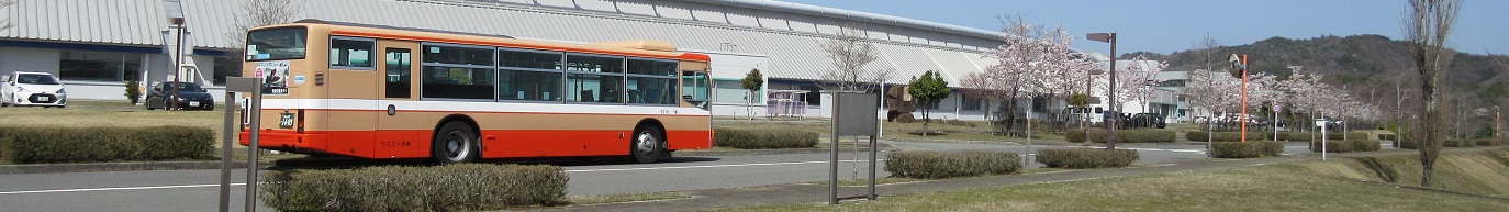 路線バス　背景はSpring8終点のバス停写真