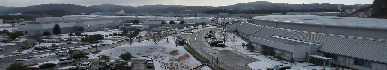冬期の道路情報　背景はSpring8蓄積リング棟北側の冬の風景写真